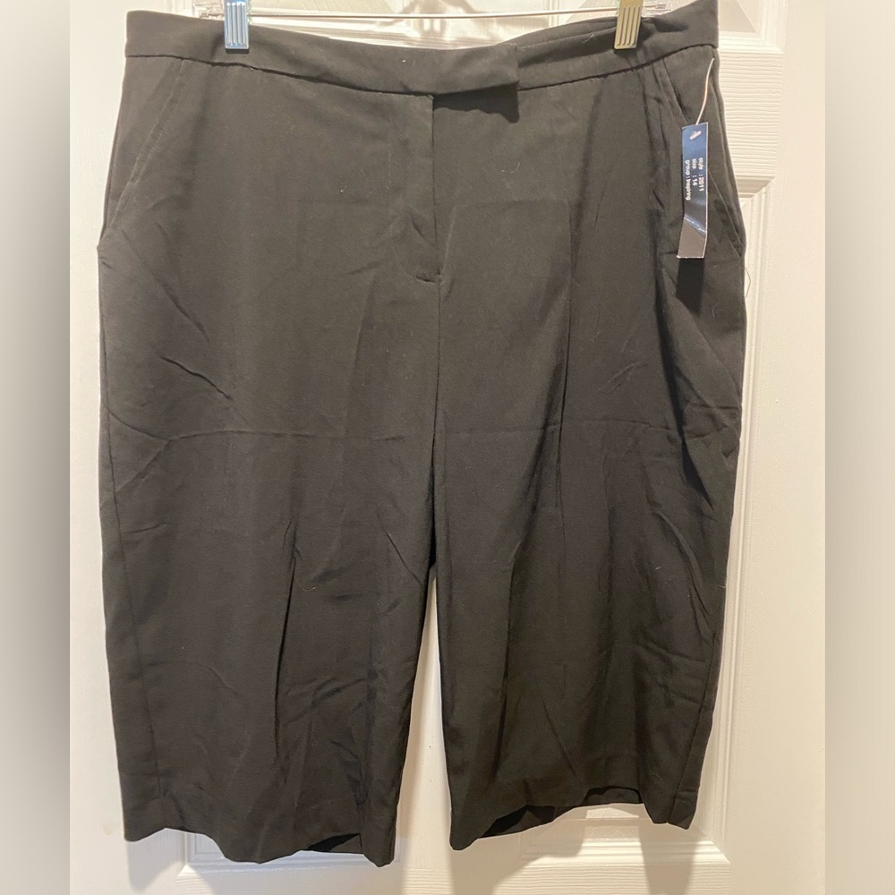 Ava and Grace womans black shorts front zip and clip NWT SIZE 14